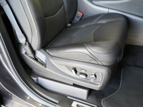 Used 2018 Cadillac Escalade Platinum image 30