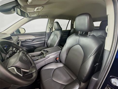 Used 2025 Toyota Grand Highlander XLE image 2