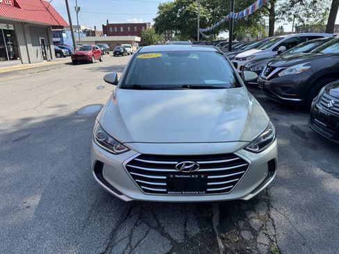 Used 2017 Hyundai Elantra SE FWD image 2