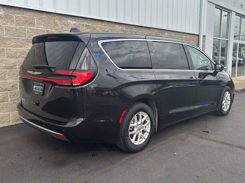 Used 2023 Chrysler Pacifica Touring-L FWD image 3