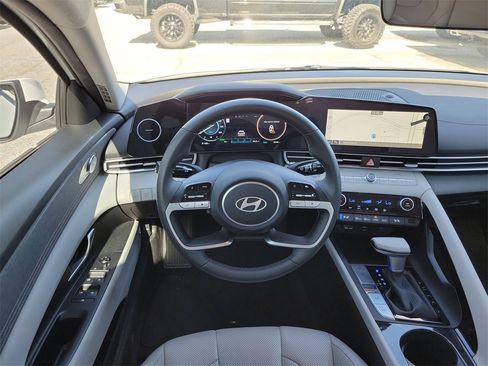 Used 2025 Hyundai Elantra Limited image 30