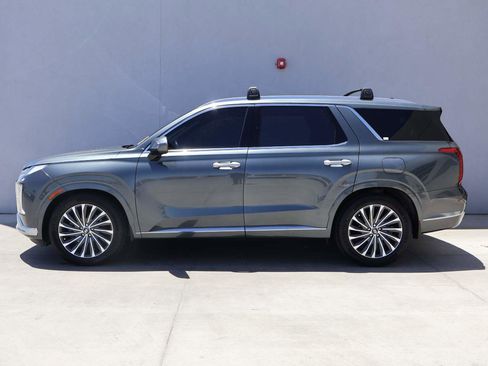 Used 2023 Hyundai Palisade Calligraphy FWD image 2