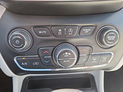 Used 2022 Jeep Cherokee Limited w/ Elite Package AWD/4WD image 28