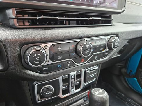 Used 2024 Jeep Wrangler Unlimited AWD/4WD image 24