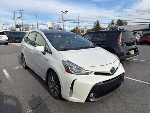 Used 2016 Toyota Prius V image 4