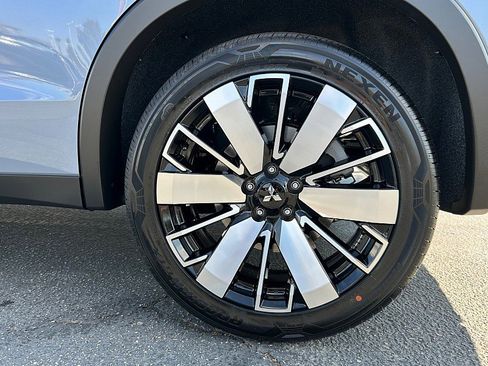 New 2025 Mitsubishi Outlander SE image 12