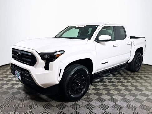 Certified 2025 Toyota Tacoma SR5 AWD/4WD image 4