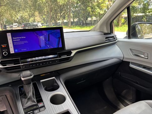 Used 2025 Toyota Sienna XLE FWD image 39