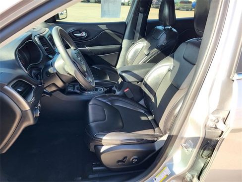 Used 2020 Jeep Cherokee Latitude Plus image 13