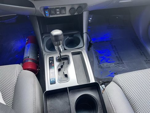 Used 2015 Toyota Tacoma Base image 30