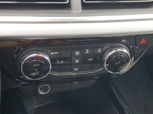 Used 2025 Chevrolet Trax LT FWD image 17