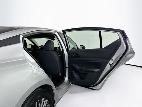 Used 2024 Nissan Altima 2.5 SV FWD image 28