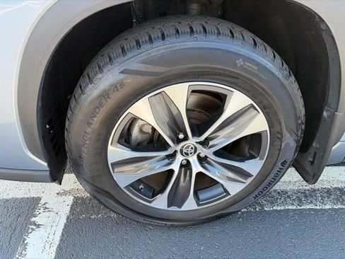 Used 2022 Toyota Highlander XLE AWD/4WD image 10