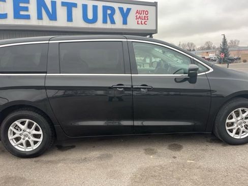 Used 2023 Chrysler Pacifica Touring-L FWD image 12
