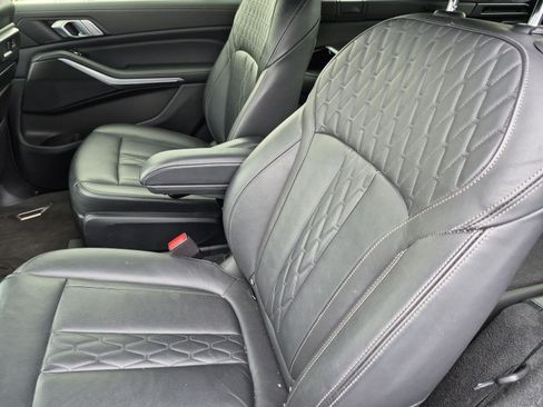 Used 2022 BMW X7 xDrive40i w/ M Sport Package AWD/4WD image 31