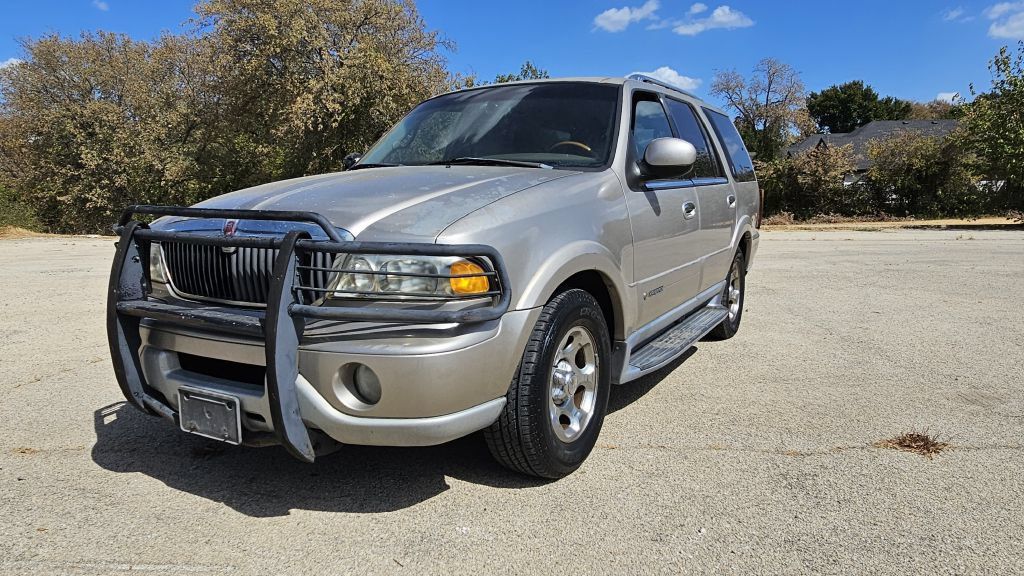 Used 2000 Lincoln Navigator 2WD image 1