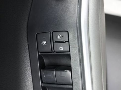 Used 2023 Toyota Highlander LE image 12