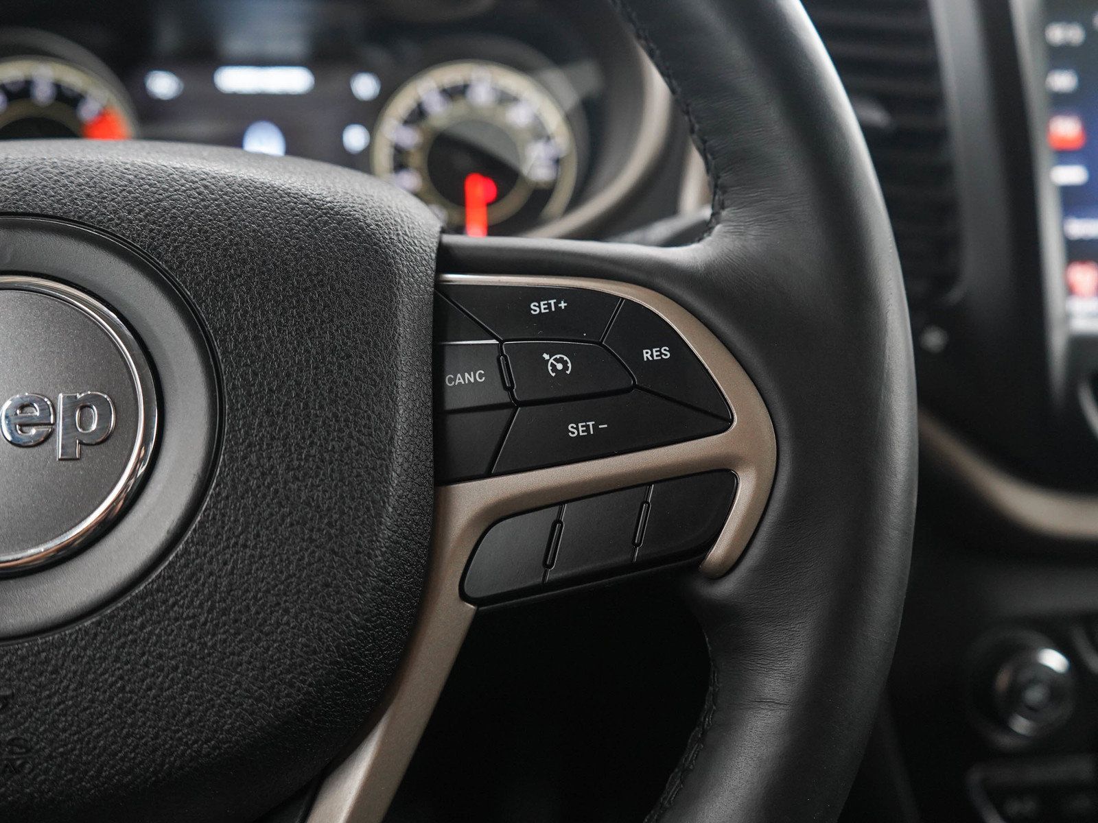 Used 2018 Jeep Cherokee Limited AWD/4WD image 27