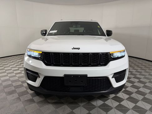 Used 2023 Jeep Grand Cherokee Altitude AWD/4WD image 5