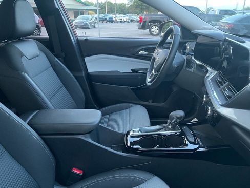 Used 2024 Chevrolet Trax LT w/ Sunroof Package image 10