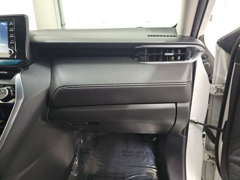 Certified 2021 Toyota Venza LE image 38