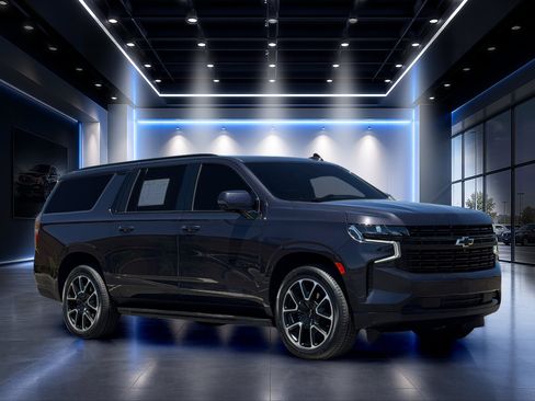 Used 2023 Chevrolet Suburban RST w/ Luxury Package AWD/4WD image 2