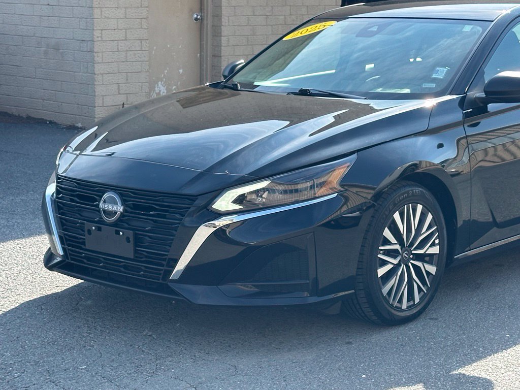 Used 2025 Nissan Altima 2.5 SV FWD image 34