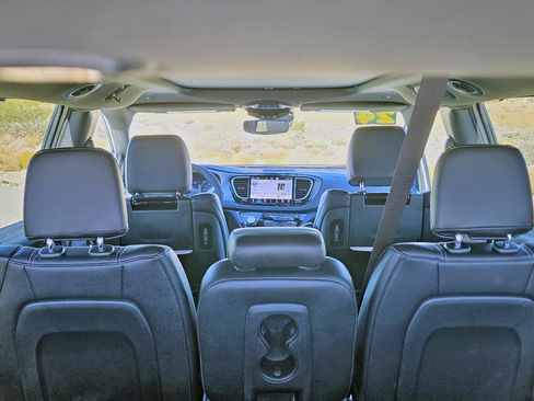 Used 2024 Chrysler Pacifica Touring-L w/ Uconnect Theater Family Group image 6