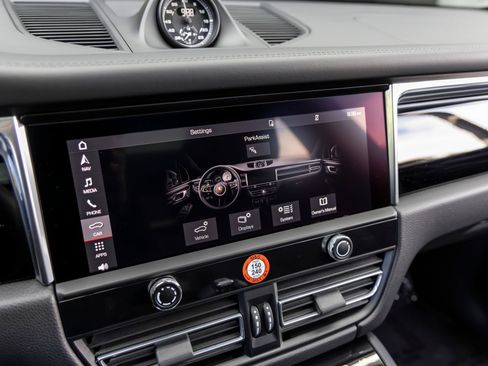 Certified 2026 Porsche Macan AWD/4WD image 44