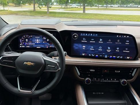 Used 2025 Chevrolet Suburban High Country AWD/4WD image 18