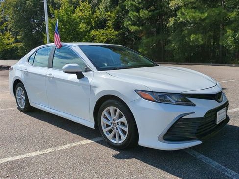Used 2023 Toyota Camry LE image 2