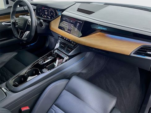 Used 2024 Audi e-tron GT Premium Plus image 29