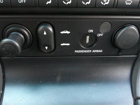 Used 2002 Ford Thunderbird image 29