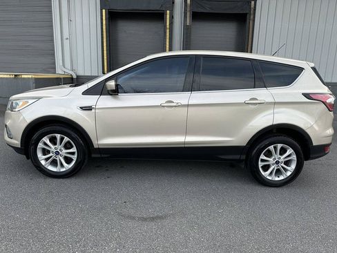 Used 2017 Ford Escape SE FWD image 3