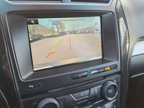 Used 2016 Ford Explorer XLT w/ Equipment Group 202A FWD image 20