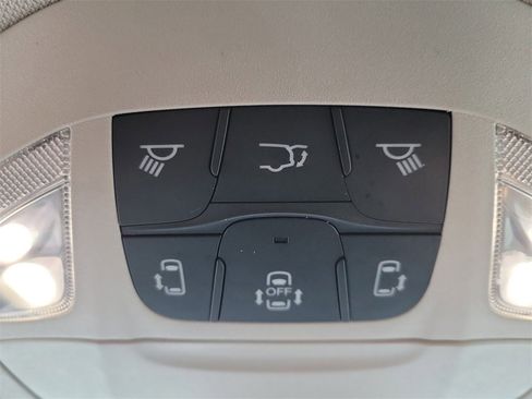 Used 2024 Chrysler Voyager LX image 32