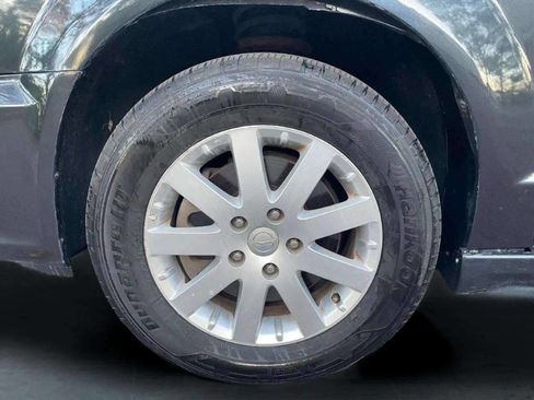 Used 2014 Chrysler Town & Country Touring image 21