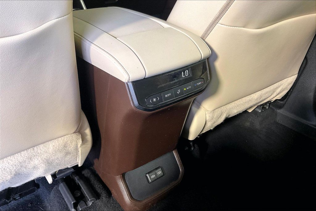 Used 2022 Toyota Highlander XLE AWD/4WD image 30