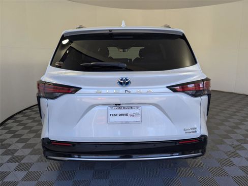 Used 2024 Toyota Sienna Limited image 7
