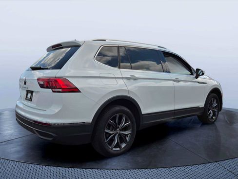 Used 2022 Volkswagen Tiguan SE w/ Panoramic Sunroof Package FWD image 5