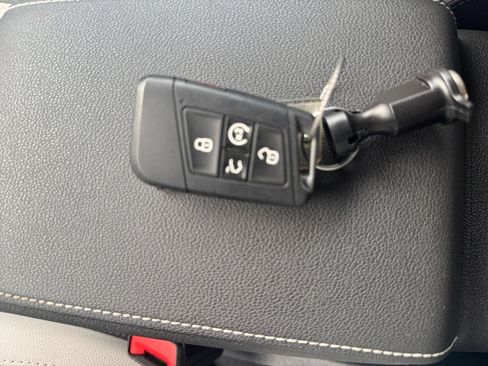 Used 2026 Volkswagen Taos SE FWD image 25