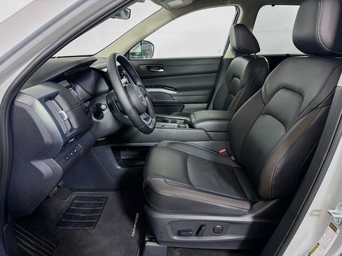 Used 2025 Nissan Pathfinder SL AWD/4WD image 4