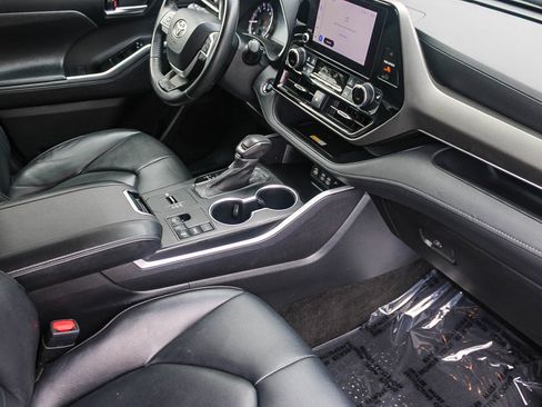 Used 2023 Toyota Highlander XLE w/ Protection Package #3 (TMS) image 17