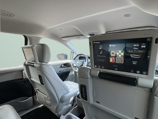 Used 2017 Chrysler Pacifica Touring-L Plus FWD image 29