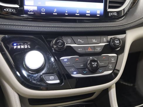 Used 2021 Chrysler Pacifica Limited AWD/4WD image 32