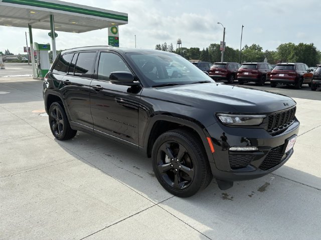 Used 2023 Jeep Grand Cherokee Limited w/ Black Appearance Package AWD/4WD image 1