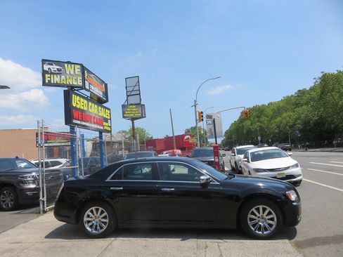 Used 2012 Chrysler 300 Limited RWD image 9