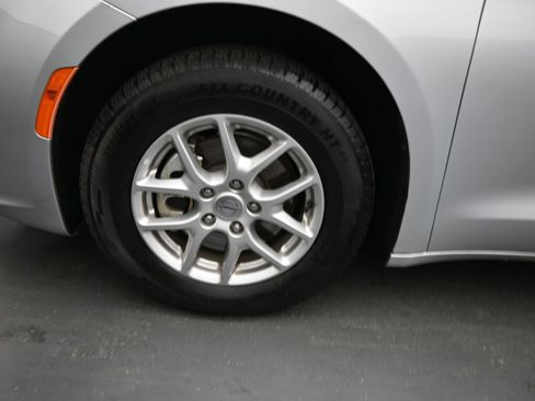 Used 2024 Chrysler Pacifica Touring-L FWD image 11