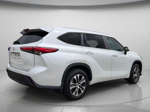 Used 2023 Toyota Highlander XLE image 6