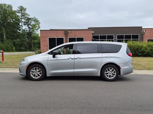 Used 2024 Chrysler Pacifica Touring-L FWD image 2